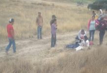 Jóvenes caen de motocicleta