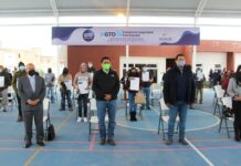 Autoridades municipales y estatales realizan entrega de escrituras