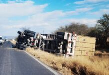 Vuelca camión, transportaba cilindros de gas