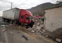 Pesados vehículos impactan contra casa en la San Felipe – Villa de Reyes