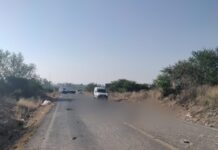 Impacta tráiler con motocicleta y mueren dos