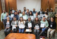 Administración Pública reconoce a empleados municipales