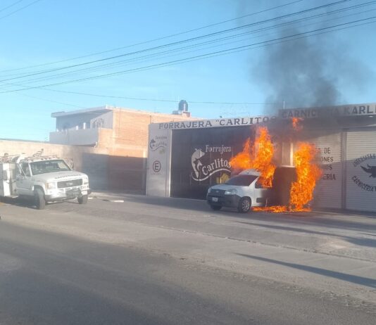 Moviliza a cuerpos de rescate incendio de vehículo en calle Allende