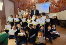 Pequeños escritores presentan su libro “Amigos con Patas”